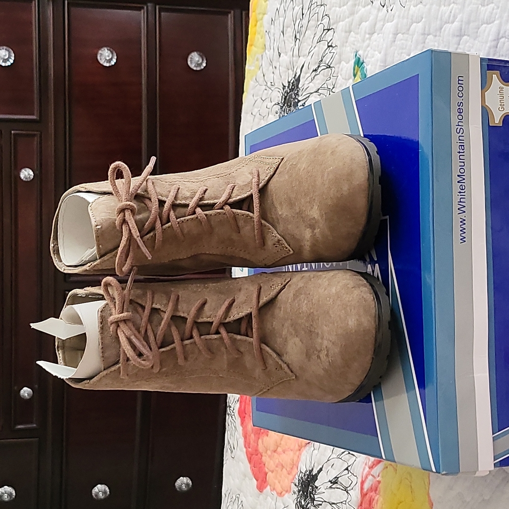 Women's White Mountain Lace up Booties. Dust. It's a Taupe color. 8 1/2 medium
